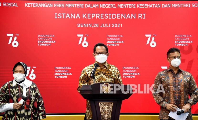 Menteri Kesehatan Budi Gunadi Sadikin (kanan), Menteri Dalam Negeri Tito Karnavian (tengah), dan Menteri Sosial Tri Rismaharini (kiri) memberikan keterangan pers di Kantor Presiden, Jakarta, Senin (26/7/2021). Menkes menyebut sejak 1 Juni terjadi lojakan kebutuhan obat-obatan terapi pasien Covid-19.