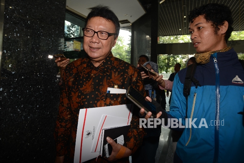 Menteri Dalam Negeri Tjahjo Kumolo dimintai keterangan oleh awak media sebelum melakukan pertemuan tertutup bersama pimpinan Ombudsman di Gedung Ombudsman, Jakarta, Kamis (16/2)