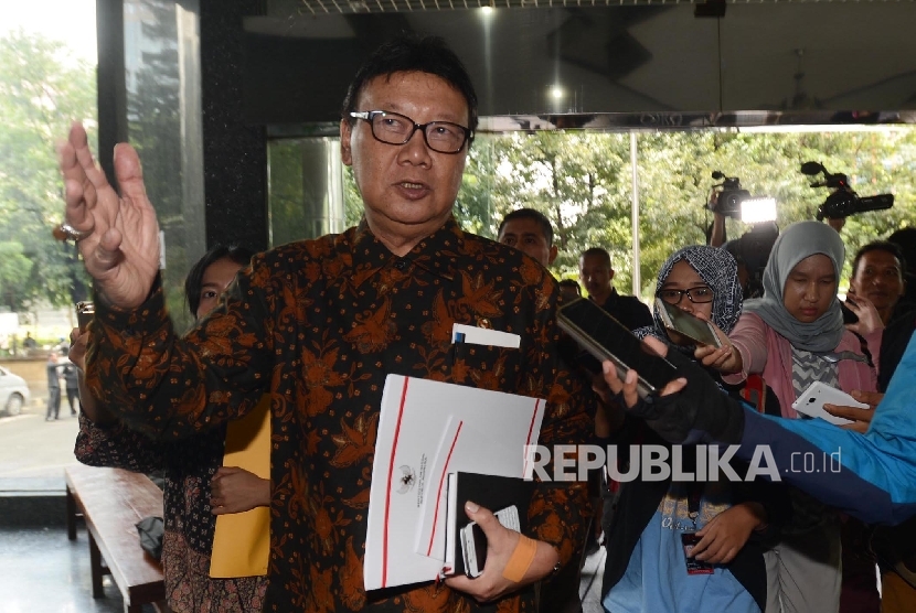 Menteri Dalam Negeri Tjahjo Kumolo dimintai keterangan oleh awak media sebelum melakukan pertemuan tertutup bersama pimpinan Ombudsman di gedung Ombudsman, Jakarta, Kamis (16/2). 