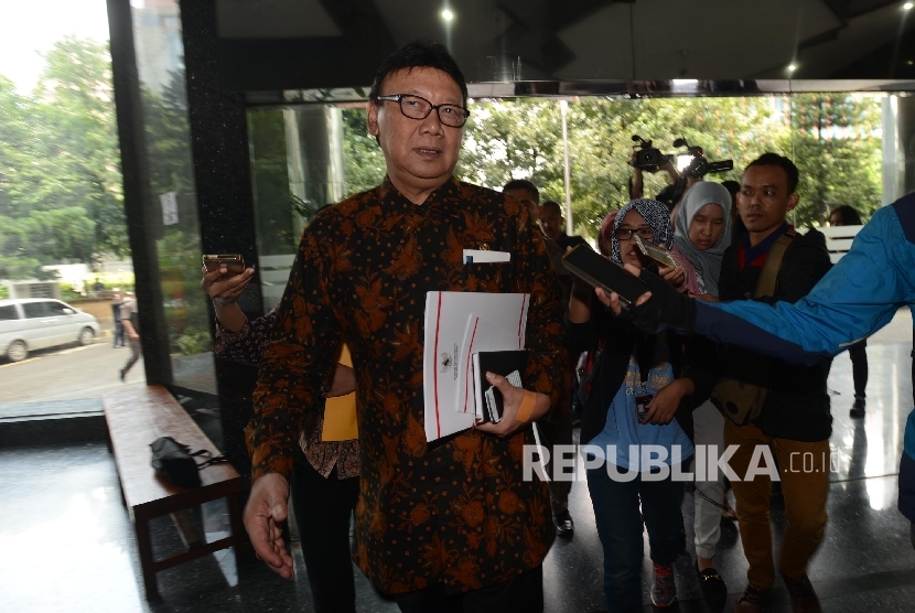 Menteri Dalam Negeri Tjahjo Kumolo dimintai keterangan oleh awak media sebelum melakukan pertemuan tertutup bersama pimpinan Ombudsman di Gedung Ombudsman, Jakarta, Kamis (16/2). 