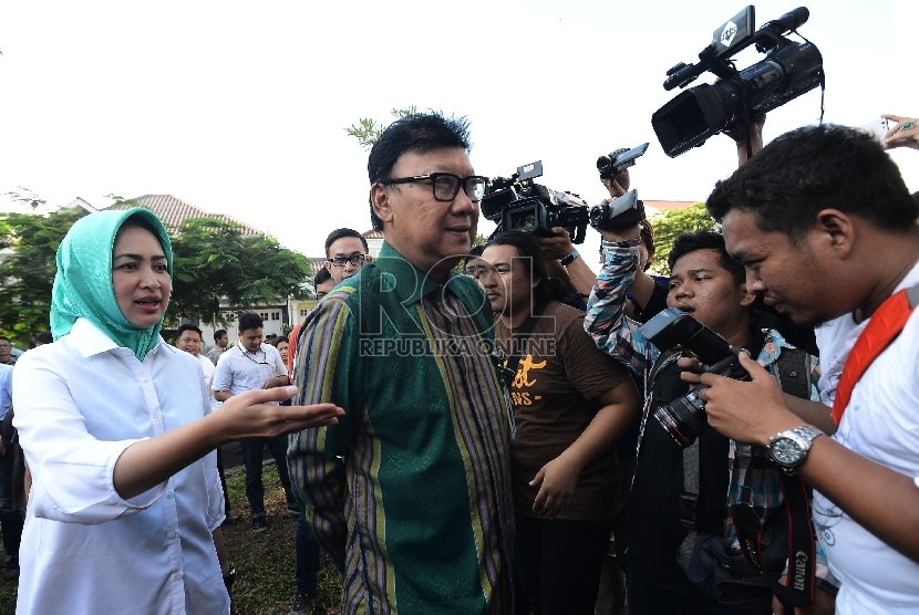  Menteri Dalam Negeri Tjahjo Kumolo (kanan) berbincang bersama Calon wali kota Tangerang Selatan Airin Rachmi Diany (kiri) saat meninjau TPS 17, Tangerang Selatan, Rabu (9/12). (Republika/Raisan Al Farisi)