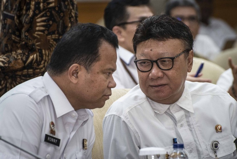Menteri Dalam Negeri Tjahjo Kumolo (kanan) berbincang dengan Dirjen Imigrasi Ronny Sompie (kiri) sebelum mengikuti rapat kerja dengan Wakil Ketua DPR Fahri Hamzah, di Kompleks Parlemen, Senayan, Jakarta, Rabu (16/1/2019).