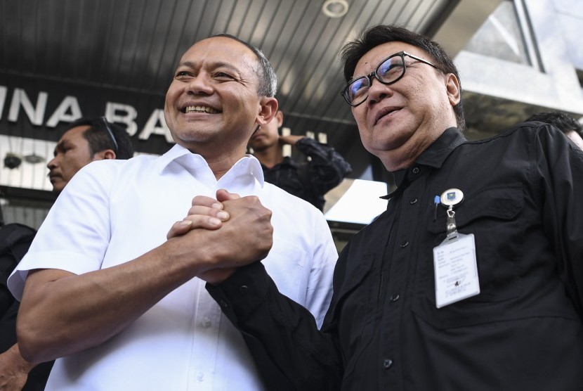 Menteri Dalam Negeri Tjahjo Kumolo (kanan) berjabat tangan dengan Kabareskrim Komjen Pol Arief Sulistyanto (kiri) saat mendatangi Bareskrim Polri, Gedung KKP, Jakarta, Kamis (3/1/2019). 