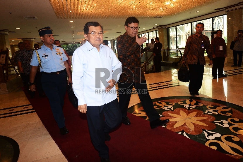 Menteri Dalam Negeri Tjahjo Kumolo (kanan) bersama Wakil Presiden Jusuf Kalla (kiri) memasuki ruangan Hotel Grand Sahid Jaya untuk mengikuti Rapat Kerja Nasional Keuangan Daerah 2015 di Jakarta, Kamis (2/7).