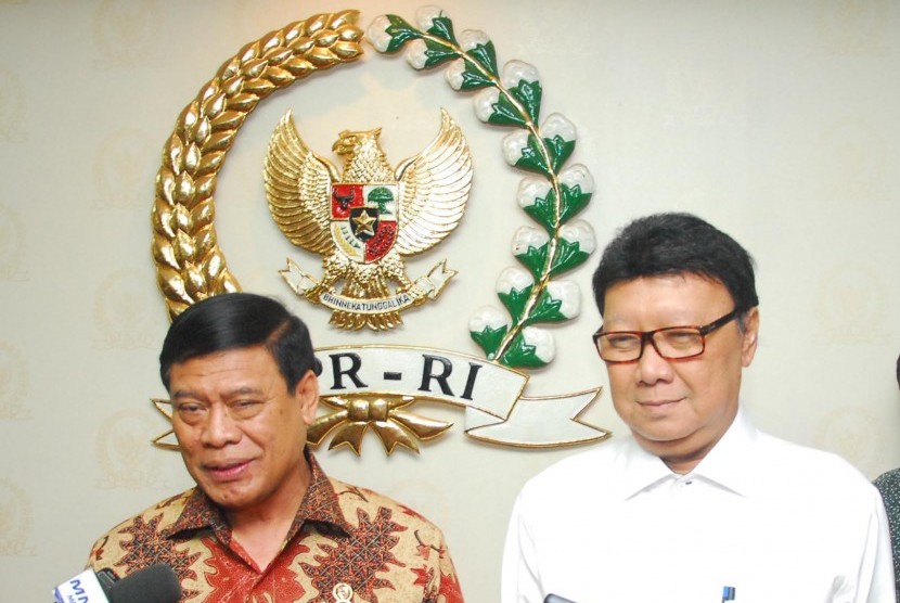 Menteri Dalam Negeri Tjahjo Kumolo (kanan) dan Menko Polhukam Tedjo Edhy Purdijatno (kiri) memberikan keterangan usai pertemuan tertutup dengan pimpinan DPR di Komplek Parlemen, Jakarta, Rabu (1/4).