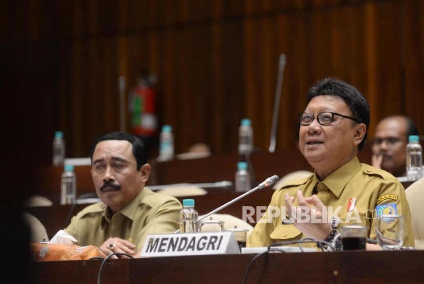 Menteri Dalam Negeri Tjahjo Kumolo (kanan) didampingi Plt Sekjen Kemendagri Hadi Prabowo mengikuti rapat kerja dengan Komisi II DPR di Gedung Nusantara, Kompleks Parlemen, Senayan, Jakarta, Senin (28/8).