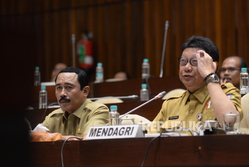 Menteri Dalam Negeri Tjahjo Kumolo (kanan) didampingi Plt Sekjen Kemendagri Hadi Prabowo mengikuti rapat kerja dengan Komisi II DPR di Gedung Nusantara, Kompleks Parlemen, Senayan, Jakarta, Senin (28/8).