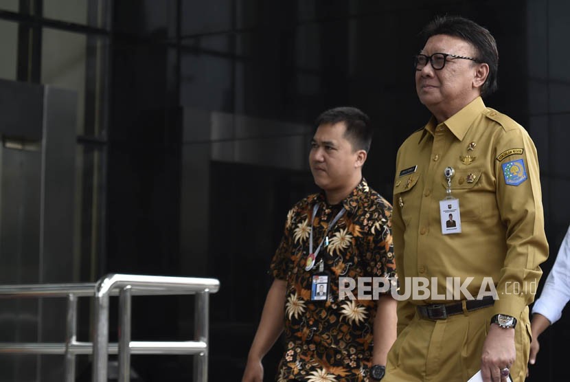 Menteri Dalam Negeri Tjahjo Kumolo (kanan) tiba di Gedung Merah Putih Komisi Pemberantasan Korupsi (KPK), Jakarta, Senin (26/2).