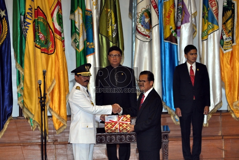 Menteri Dalam Negeri Tjahjo Kumolo (kedua dari kiri) saat melantik Hadi Prabowo (kiri) sebagai Penjabat Gubernur Kalimantan Tengah menggantikan Gubernur Kalimantan Tengah terdahulu dari Agustin Teras Narang (kedua dari kanan) di komplek perkantoran Kemente