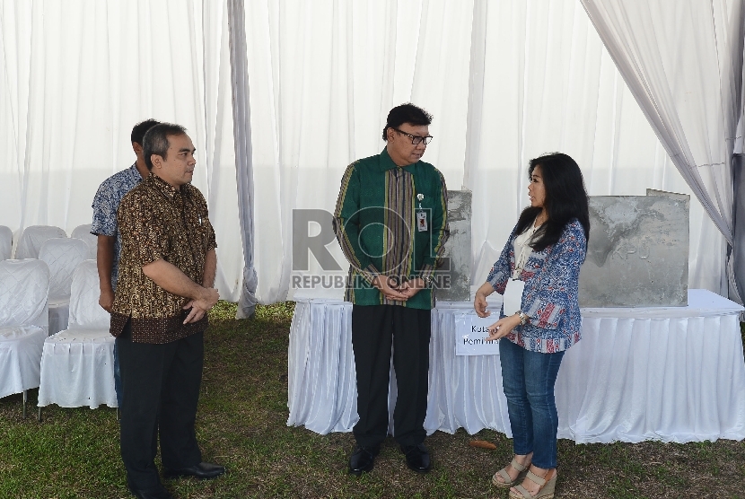 Menteri Dalam Negeri Tjahjo Kumolo (kedua kanan) berbincang bersama petugas saat meninjau suara di TPS 17, Tangerang Selatan, Rabu (9/12). (Republika/Raisan Al Farisi)