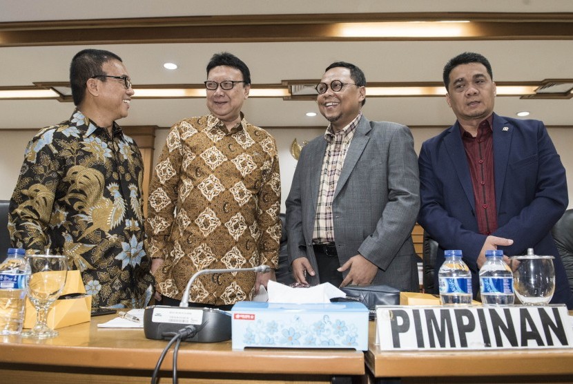 Menteri Dalam Negeri Tjahjo Kumolo (kedua kiri) berbincang dengan Pimpinan Pansus RUU Pemilu Yandri Susanto (kiri), Lukman Edy (kedua kanan) dan Ahmad Riza Patria (kanan) sebelum rapat kerja di Kompleks Parlemen, Senayan, Jakarta, Kamis (13/7). 