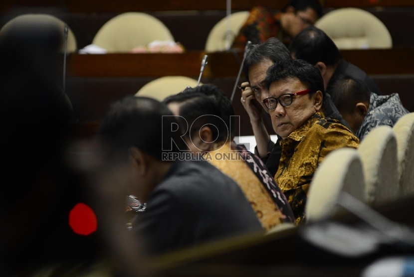 Menteri Dalam Negeri Tjahjo Kumolo (keempat kanan) mendengarkan penjelasan dari anggota Komisi II saat Rapat Kerja dengan Komisi II DPR RI di Komplek Parlemen Senayan, Jakarta, Selasa (23/6).
