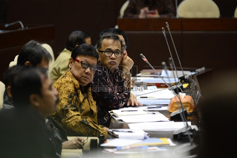 Menteri Dalam Negeri Tjahjo Kumolo (ketiga kiri) mendengarkan penjelasan dari anggota Komisi II saat Rapat Kerja dengan Komisi II DPR RI di Komplek Parlemen Senayan, Jakarta, Selasa (23/6). 