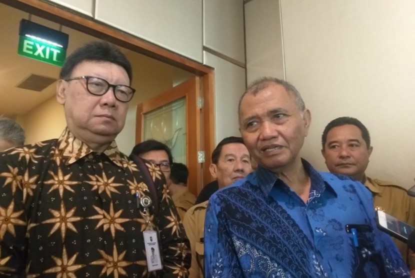 Menteri Dalam Negeri Tjahjo Kumolo (kiri) bersama Ketua Komisi Pemberantasan Korupsi Agus Rahardjo usai sosialisasi Permendagri Nomor 70 Tahun 2019 tentang sistem informasi pemerintah daerah di Jakarta, Selasa (15/10).