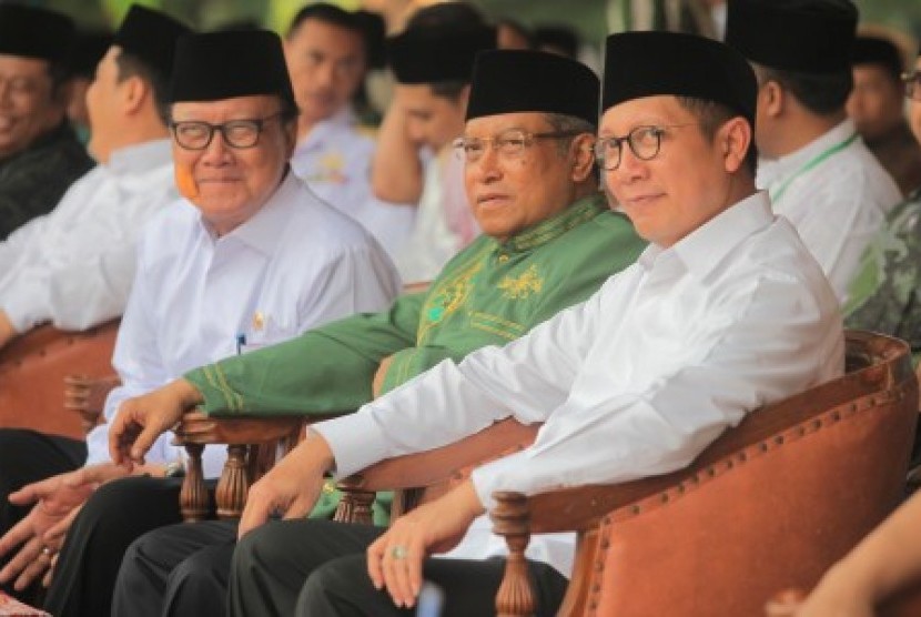 Menteri Dalam Negeri Tjahjo Kumolo (kiri) bersama Ketua Umum Pengurus Besar Nahdatul Ulama (PBNU) Said Aqil Siroj (tengah) dan Menteri Agama Lukman Hakim Saifuddin (kanan), mengikuti Apel Hari Santri Nasional 2017 di Tugu Proklamasi, Jakarta, Ahad (22/10).