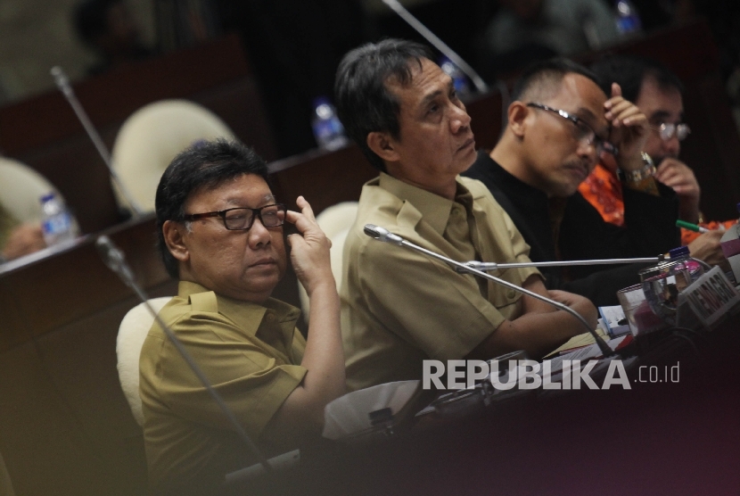 Menteri Dalam Negeri Tjahjo Kumolo (kiri) mengikuti rapat kerja dengan Komisi II DPR RI di Kompleks Parlemen, Senayan, Jakarta, Senin (29/2). (Republika/Rakhmawaty La'lang)