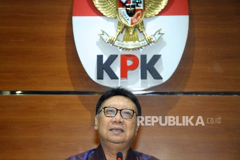 Menteri Dalam Negeri Tjahjo Kumolo member8ikan keterangan kepada wartawan seusai melakukan pertemuan tertutup di Gedung KPK, Jakarta, Jumat (26/5).