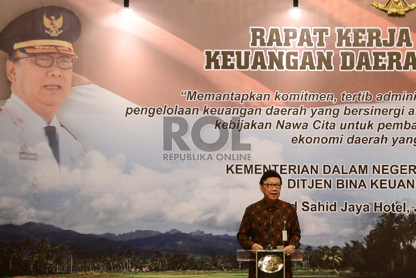 Menteri Dalam Negeri Tjahjo Kumolo memberikan kata sambutan sesaat sebelum pembukaan Rapat Kerja Nasional Keuangan Daerah 2015 yang dibuka oleh Wakil Presiden Jusuf Kalla di Hotel Grand Sahid Jaya, Jakarta, Kamis (2/7).