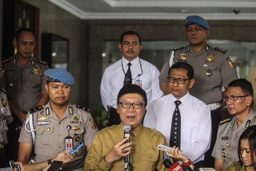 Menteri Dalam Negeri Tjahjo Kumolo memberikan keterangan pers usai memberikan pengarahan dalam acara Rakernis Fungsi Intelkam TA 2016 di Mabes Polri, Jakarta, Senin (21/11). 