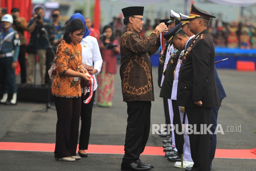 Menteri Dalam Negeri Tjahjo Kumolo memberikan penghargaan Satyalancana kepada anggota TNI saat peringatan Hari Nusantara Nasional di Pelabuhan, Cirebon, Jawa Barat, Rabu (13/12). 