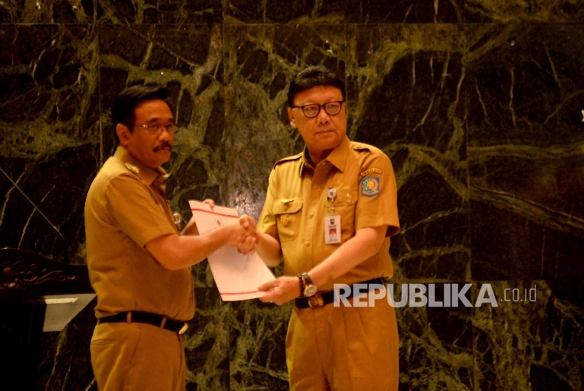 Menteri Dalam Negeri Tjahjo Kumolo dan Djarot Syaiful Hidayat