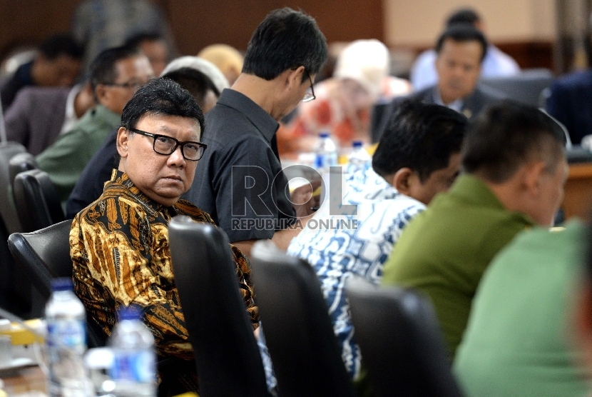  Menteri Dalam Negeri Tjahjo Kumolo mengikuti rapat kerja dengan Komite I DPD RI di Kompleks Parlemen, Senayan, Jakarta, Senin (21/9).  (Republika/Wihdan)