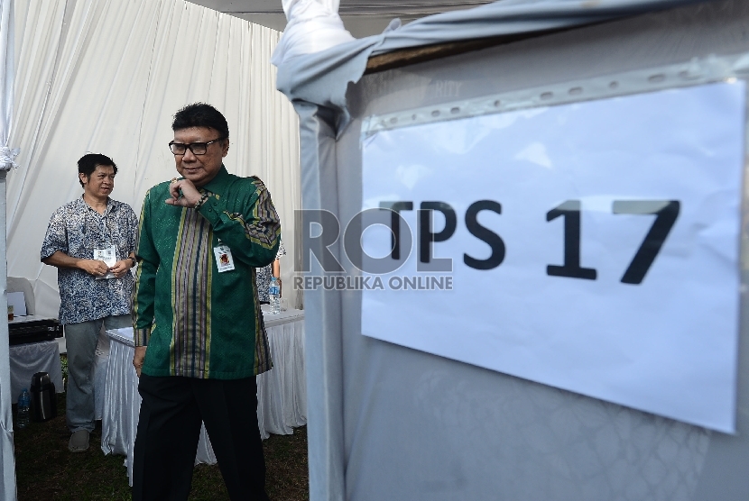  Menteri Dalam Negeri Tjahjo Kumolo meninjau TPS 17, Tangerang Selatan, Rabu (9/12).  (Republika/Raisan Al Farisi)