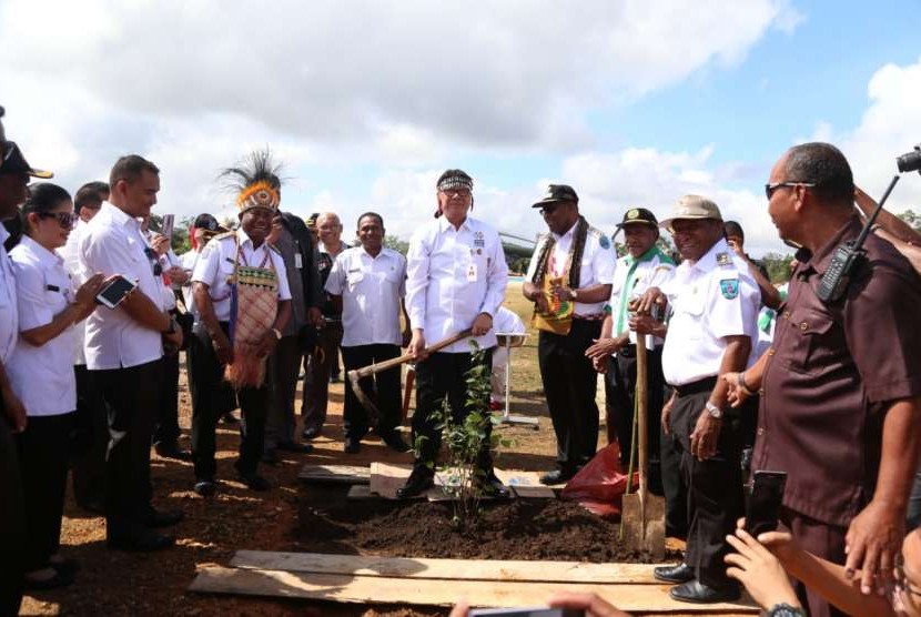 Menteri Dalam Negeri Tjahjo Kumolo menjadi saksi dalam prsoes perdamaian adat di Maybrat, Papua