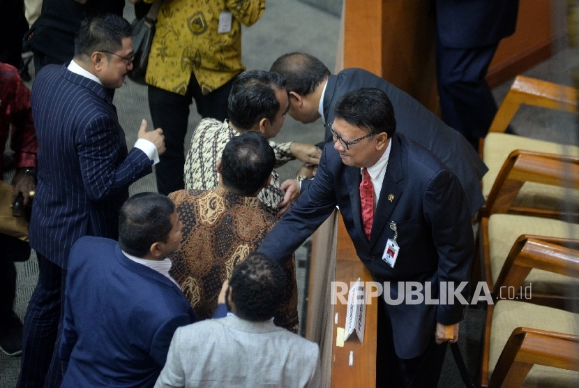 Menteri Dalam Negeri Tjahjo Kumolo menyalami anggota dewan usai Rapat Paripurna pengesahan UU Ormas di Kompleks Parlemen, Senayan, Jakarta, Selasa (24/10).