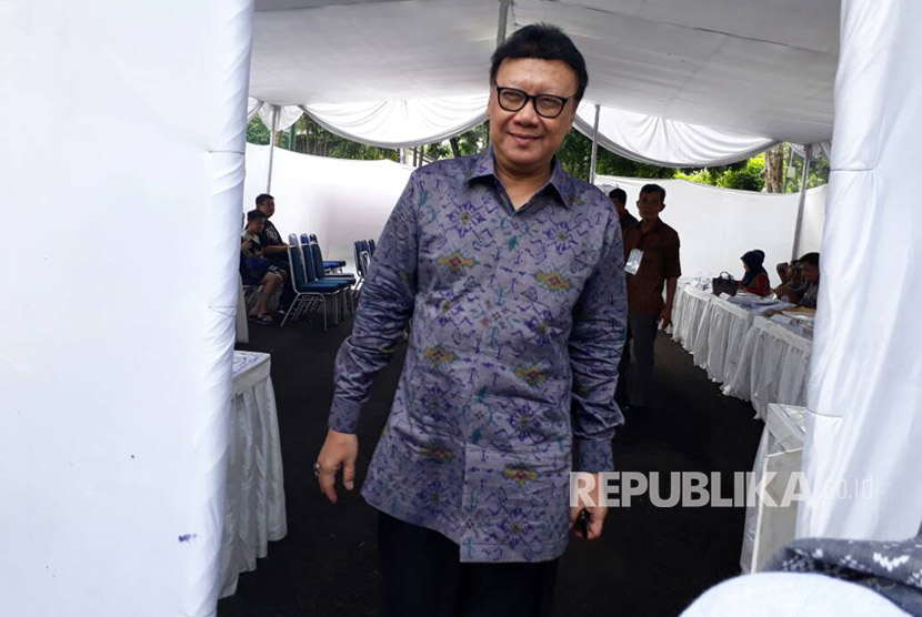 Menteri Dalam Negeri Tjahjo Kumolo menyalurkan hak pilih di TPS 01 Kelurahan Senayan, Jakarta Selatan. Kemendagri memastikan seluruh warga DKI dapat menggunakan hak pilih.
