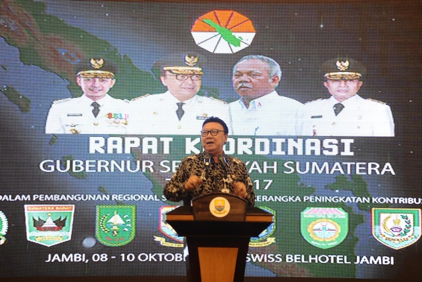 Menteri Dalam Negeri Tjahjo Kumolo menyampaikan arahan di hadapan para peserta Rapat Koordinasi Gubernur se-Sumatera tahun 2017 di Jambi, Senin (9/10). 