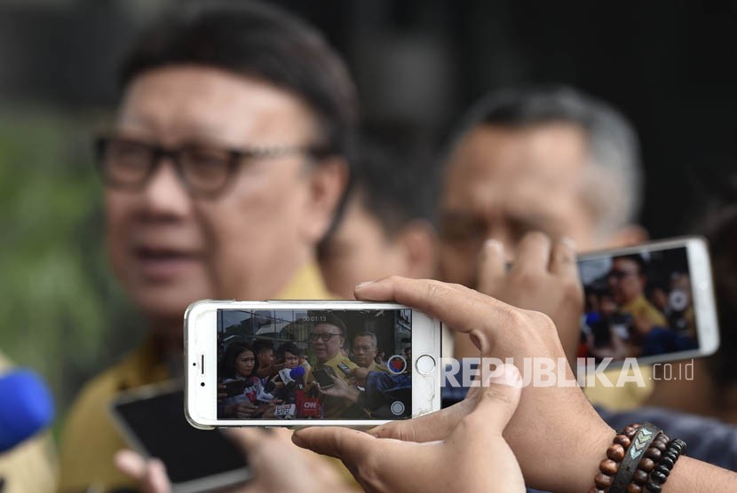 Menteri Dalam Negeri Tjahjo Kumolo menyampaikan keterangan saat tiba di Gedung Merah Putih Komisi Pemberantasan Korupsi (KPK), Jakarta, Senin (26/2).