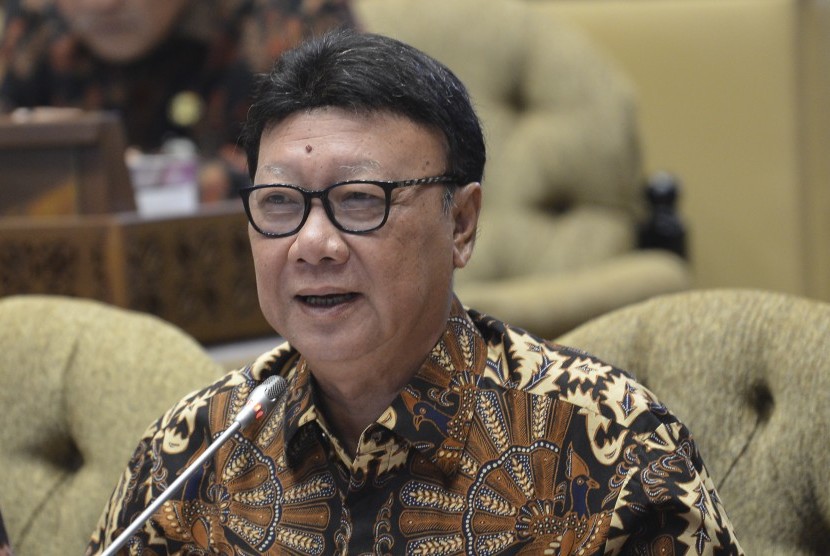 Menteri Dalam Negeri Tjahjo Kumolo menyampaikan pendapat saat rapat kerja dengan Komisi II DPR di gedung parlemen, Senayan Jakarta, Kamis (20/6/2019). 