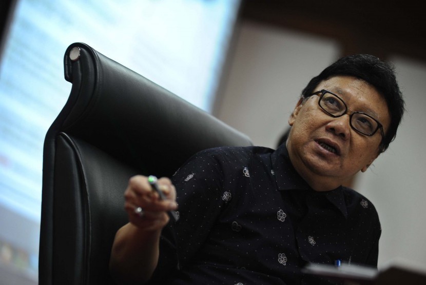 Menteri Dalam Negeri Tjahjo Kumolo menyampaikan pernyataan pers tentang kebijakan dan agenda prioritas Kemendagri pada tahun 2015 dan 2016 di Kantor Pusat Kemendagri, Jakarta, Selasa (6/1).