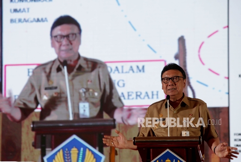 Menteri Dalam Negeri Tjahjo Kumolo menyampaikan pidatonya pada Rapat Kerja Nasional Sinergi Pengawasan Penerimaan Negara, Jakarta, Selasa (12/9).