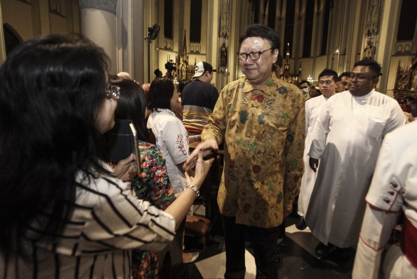 Menteri Dalam Negeri Tjahjo Kumolo menyapa jemaat gereja saat meninjau misa Malam Natal di Gereja Katedral, Jakarta, Minggu (24/12). Peninjauan tersebut dilakukan guna memastikan pengamanan malam Natal di sejumlah gereja di Jakarta.