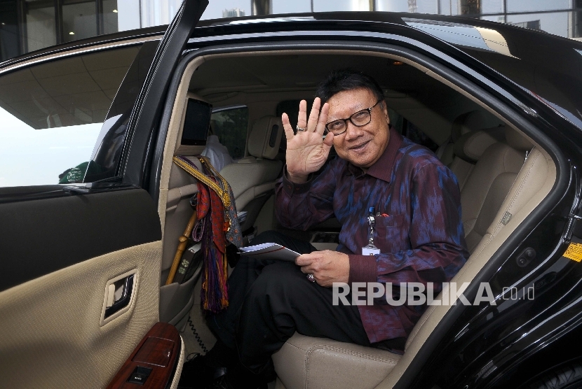  Menteri Dalam Negeri Tjahjo Kumolo menyapa wartawan seusai melakukan pertemuan tertutup di Gedung KPK, Jakarta, Jumat (26/5). 