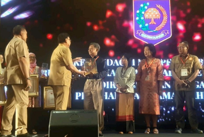 Menteri Dalam Negeri, Tjahjo Kumolo, saat memberikan Penghargaan Ormas 2018 kepada Ketua MDMC, Budi Setiawan.