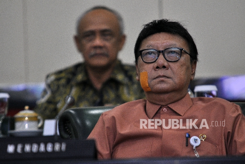 Menteri Dalam Negeri Tjahjo Kumolo saat menghadiri penandatanganan nota kesepahaman mengenai dana desa di Mabes Polri, Jakarta, Jumat (20/10)