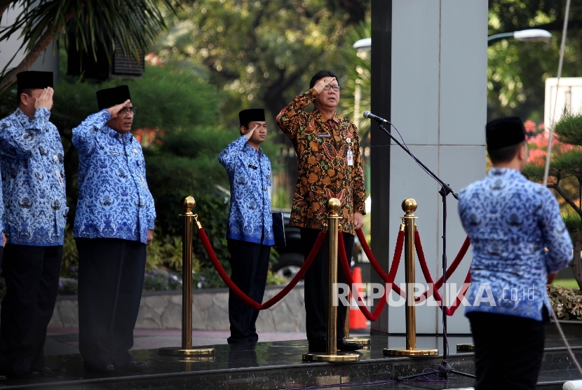 Menteri Dalam Negeri Tjahjo Kumolo saat menjadi inspektur upacara pada peringatan Hari Kebangkitan Nasional (Harkitnas) di Kantor Kemendagri, Jakarta, Jumat (20/5).(Republika/Rakhmawaty La'lang)