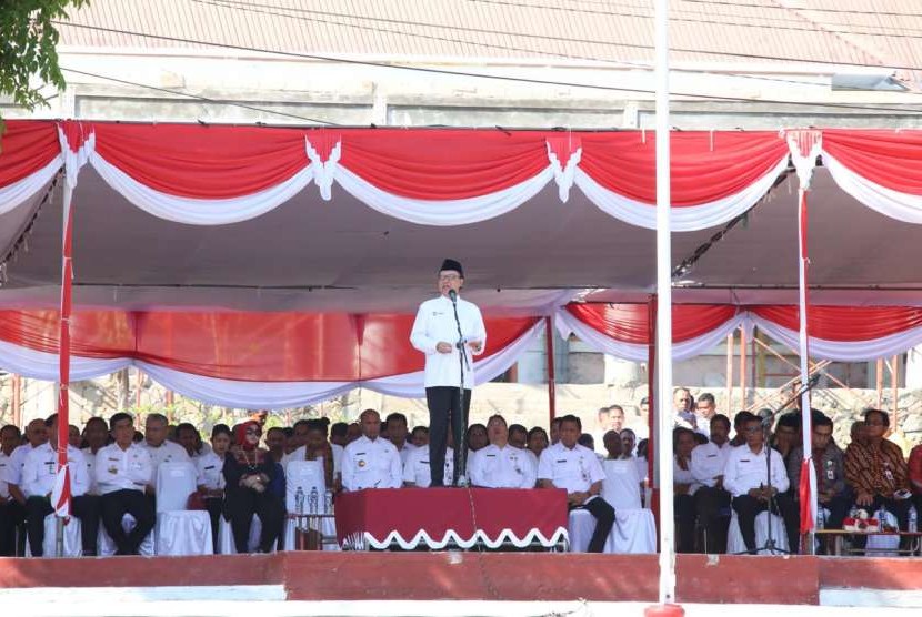 Menteri Dalam Negeri Tjahjo Kumolo saat menjadi inspektur upacara ulang tahun BNPP ke-8 di Lapangan Kota Atambua, Belu.
