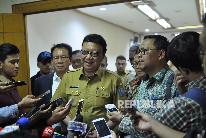 Menteri Dalam Negeri Tjahjo Kumolo (tengah) didampingi Ketua Panitia Khusus (Pansus) RUU Pemilu Lukman Edy (kanan) dan Anggota Panitia Khusus (Pansus) Rufinus Hutauruk (kiri) memberikan keterangan kepada awak media seusai rapat kerja dengan Pansus RUU Pemilu di Gedung DPR, Senayan, Jakarta, Senin (10/7) malam.