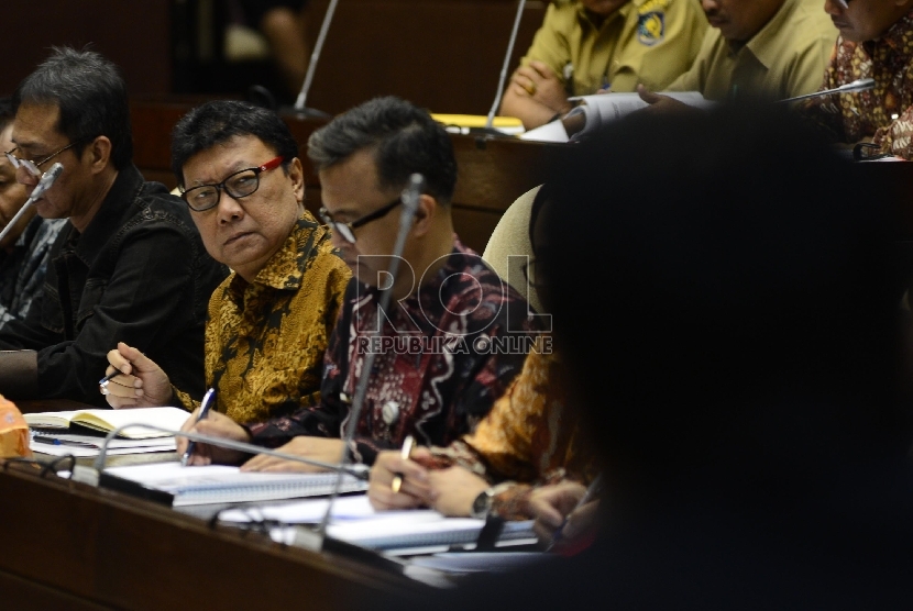 Menteri Dalam Negeri Tjahjo Kumolo (tengah) mengikuti Rapat Kerja dengan Komisi II DPR RI di Komplek Parlemen Senayan, Jakarta, Selasa (23/6).
