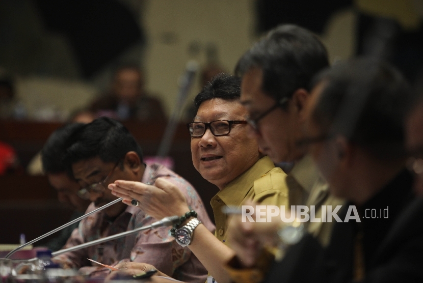 Menteri Dalam Negeri Tjahjo Kumolo (tengah) mengikuti rapat kerja dengan Komisi II DPR RI di Kompleks Parlemen, Senayan, Jakarta, Senin (29/2). (Republika/Rakhmawaty La'lang)