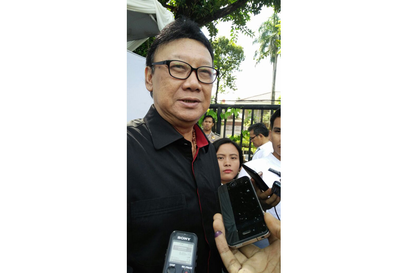 Menteri Dalam Negeri, Tjahjo Kumolo usai mencoblos di TPS 01 Kompleks Menteri Widya Chandra, Kebayoran Baru, Jakarta Selatan, Rabu (15/2). 