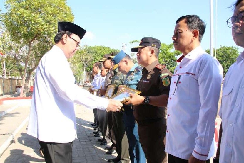 Menteri Dalam Negeri Tjahjo Kumolo usai menjadi inspektur upacara memperingati HUT BNPP ke-8 di Lapangan Atambua, Belu, Rabu (19/9).