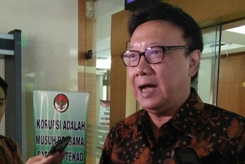 Menteri Dalam Negeri Tjahjo Kumolo usai rapat di Kemenkopolhukam, Jalan Medan Merdeka Barat, Jakarta. Rencananya, Tjahjo langsung mendatangi gedung Mahkamah Agung pada Selasa (14/2).