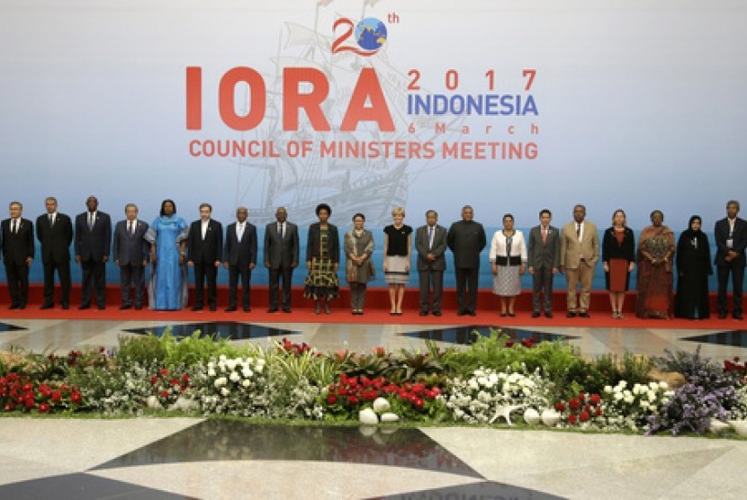 Menteri dan delegasi berfoto dalam Pertemuan Tingkat Menteri Asosiasi Negara Lingkar Samudera Hindia (IORA) di Jakarta, Senin (6/3).
