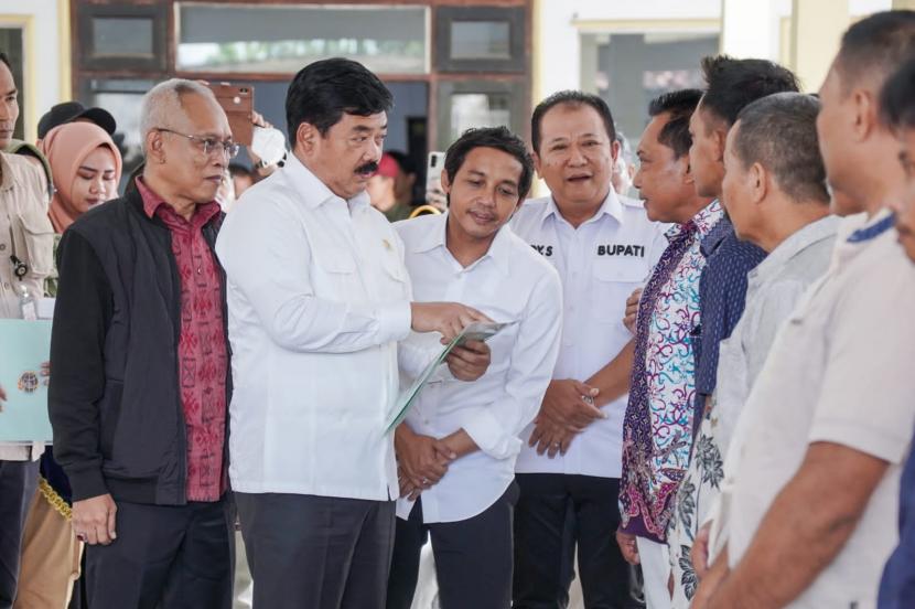 Menteri dan Wakil Menteri Agraria dan Tata Ruang/Badan Pertanahan Nasional (ATR/BPN), Hadi Tjahjanto dan Raja Juli Antoni, bersama-sama memberikan sertifikat redistribusi tanah tahun anggaran 2023 kepada warga Jawa Timur pada Jumat, (6/1/2022).