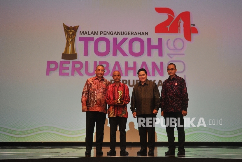  Menteri Desa dan Daerah Tertinggal memberikan piala kepada Artim Yahya saat malam anugerah Tokoh Perubahan Republika 2016 di Jakarta, Selasa (25/4). 